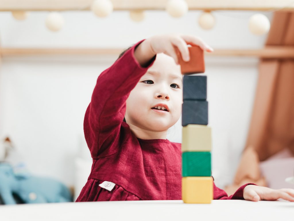 Montessori Kinderhaus: Kind stapel Bauklötze