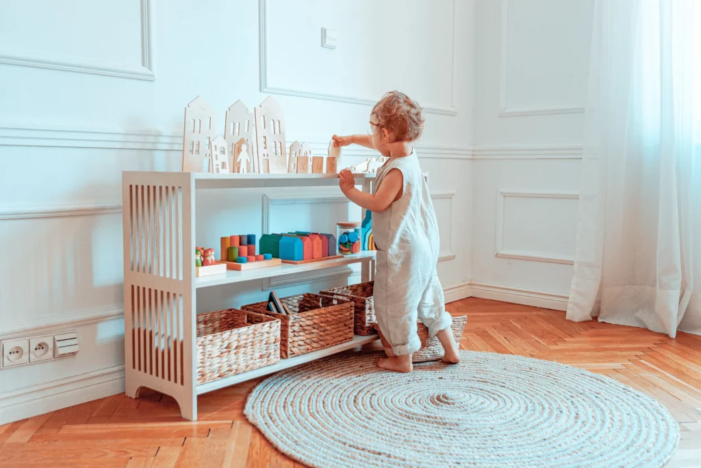 Montessori Regal mit 2 Ebenen und Aussparungen in den Seitenwänden